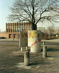 800833 Gezicht op het bekladde urinoir aan de Kapteynlaan te Utrecht, uit het oosten met op de achtergrond de ...
